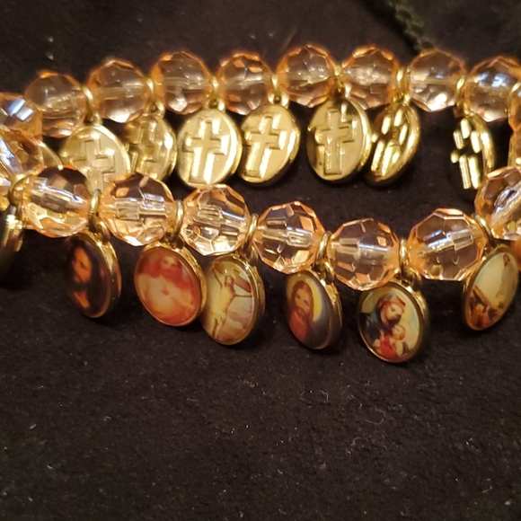 GORGEOUS RELIGIOUS CHARM BRACELET. - Picture 7 of 8